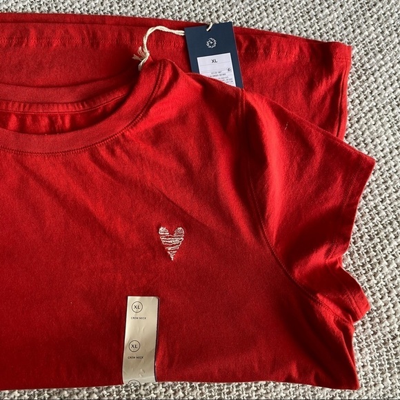 Red tee with stitched heart - Picture 2 of 3